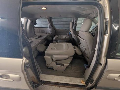 Used 2006 Chrysler Town & Country FWD image 27