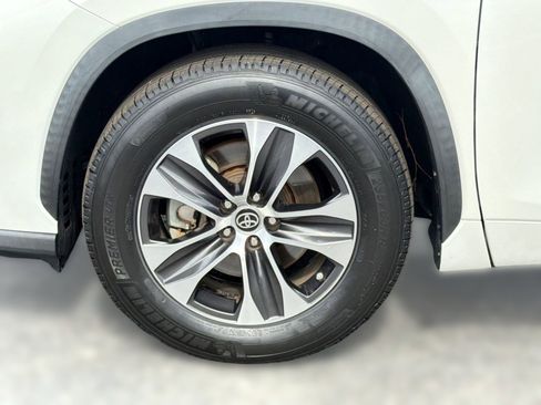 Used 2021 Toyota Highlander XLE FWD image 12