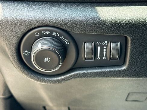Used 2024 Chrysler Pacifica Limited FWD image 36