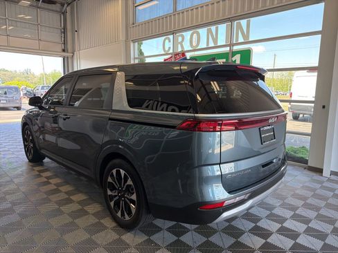 Used 2022 Kia Carnival EX FWD image 4