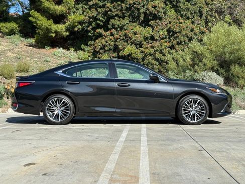 Certified 2025 Lexus ES 300h w/ Premium Package image 10