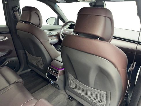 Used 2024 Genesis GV70 2.5T w/ Advanced Package image 41