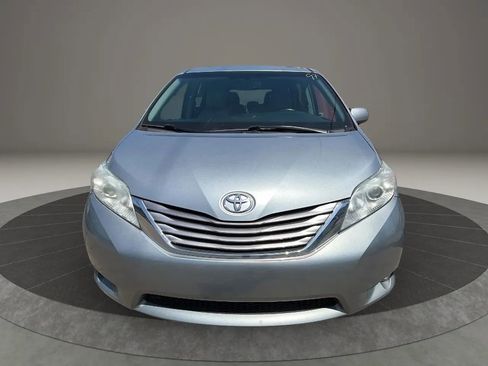 Used 2017 Toyota Sienna XLE w/ XLE Navigation Package FWD image 2