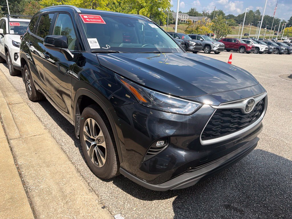 Used 2025 Toyota Highlander XLE FWD image 4