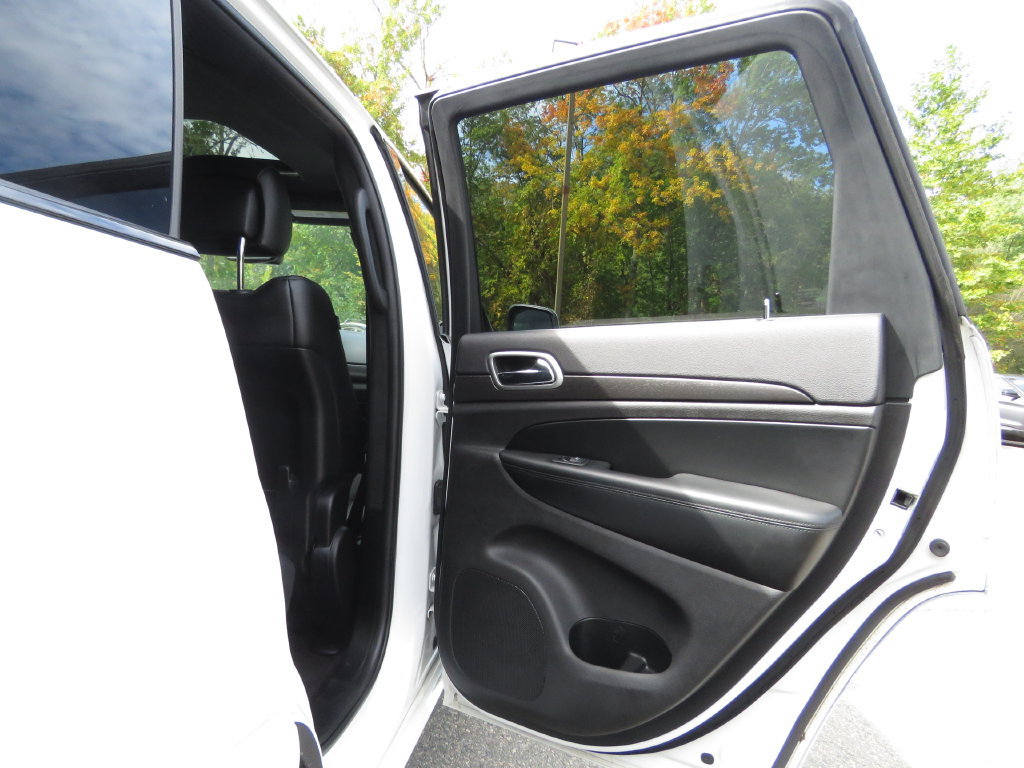 Used 2018 Jeep Grand Cherokee Altitude AWD/4WD image 15