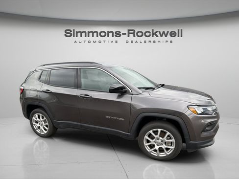 Used 2023 Jeep Compass Latitude AWD/4WD image 6