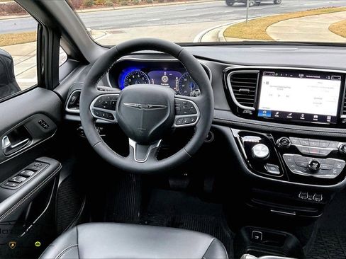 Used 2025 Chrysler Pacifica Select image 7