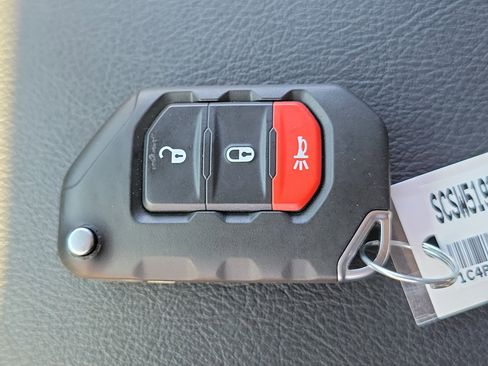 Used 2025 Jeep Wrangler Sport image 31