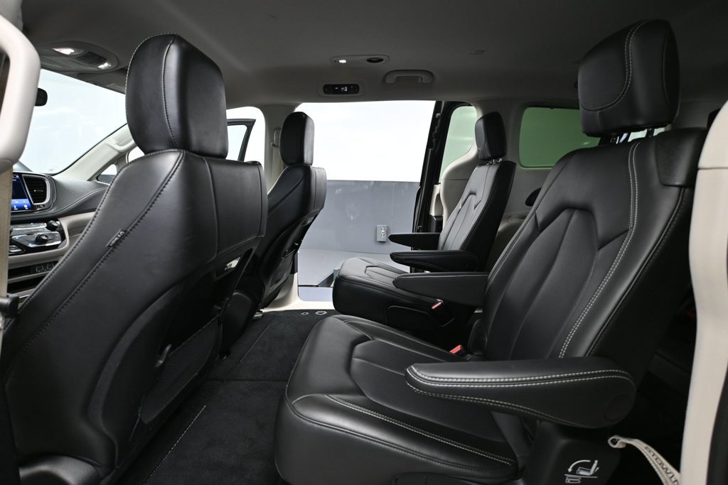 Used 2023 Chrysler Pacifica Touring-L AWD/4WD image 28