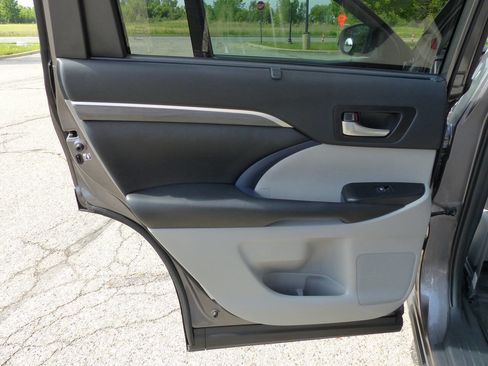 Used 2019 Toyota Highlander FWD V6 image 50