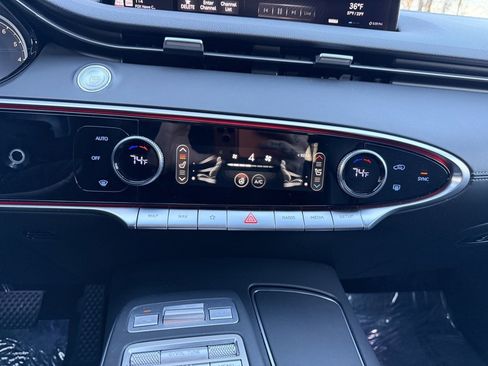 Used 2023 Genesis GV70 2.5T w/ Advanced Package image 30