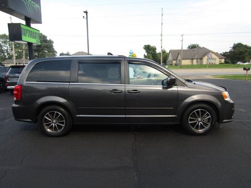 Used 2017 Dodge Grand Caravan SXT FWD image 9