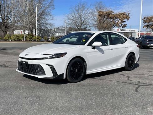 Used 2025 Toyota Camry SE image 1