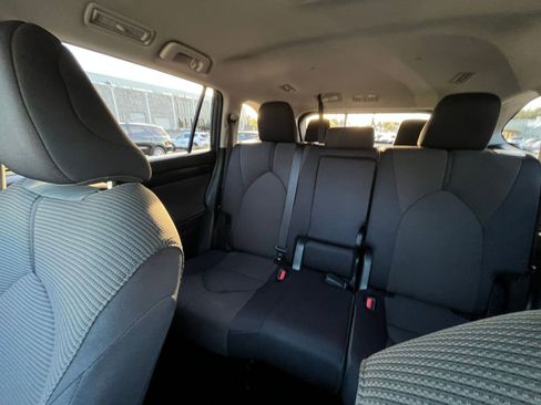 Used 2025 Toyota Highlander LE image 40