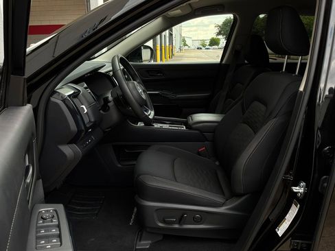 Used 2025 Nissan Pathfinder SV FWD image 10
