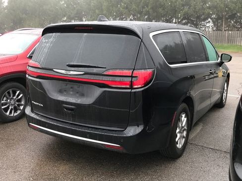 Used 2024 Chrysler Pacifica Touring-L image 2
