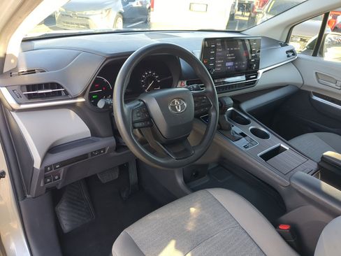 Used 2024 Toyota Sienna LE image 16