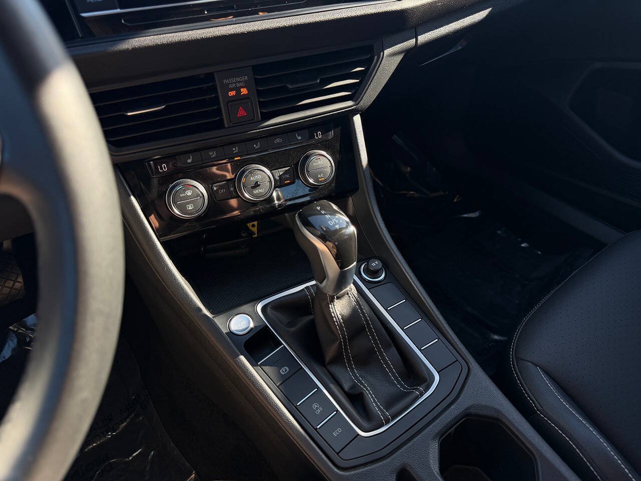 Used 2024 Volkswagen Jetta SE w/ Panoramic Sunroof Package FWD image 26