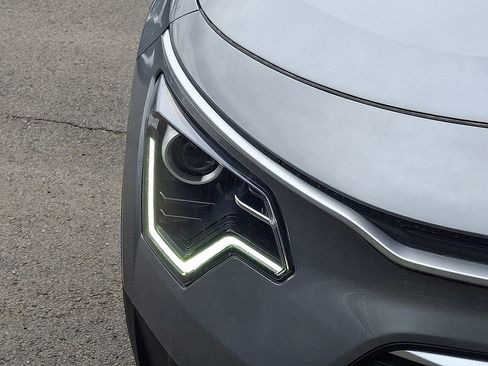 Certified 2025 Kia Niro EX image 12