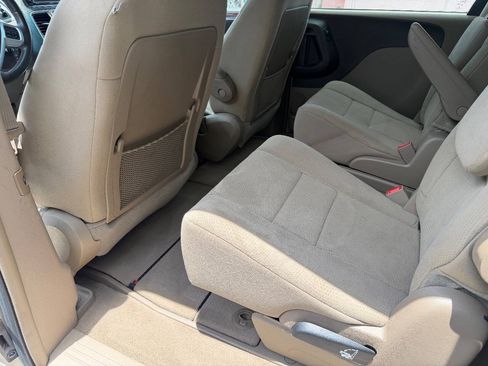 Used 2013 Chrysler Town & Country Touring FWD image 10