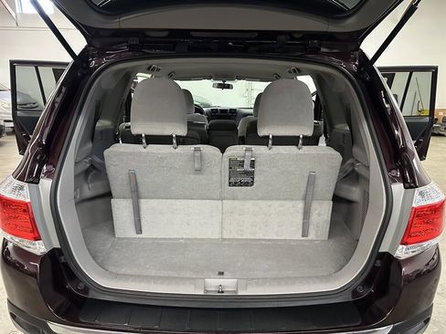 Used 2012 Toyota Highlander SE w/ Tow Pkg image 18