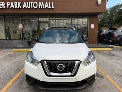 Used 2018 Nissan Kicks SV FWD image 2