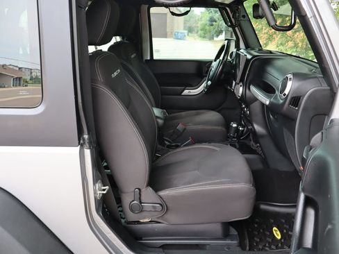 Used 2016 Jeep Wrangler Rubicon w/ Power Convenience Group AWD/4WD image 21
