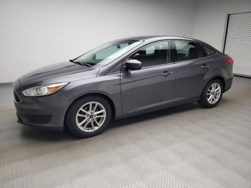 Used 2018 Ford Focus SE FWD image 2
