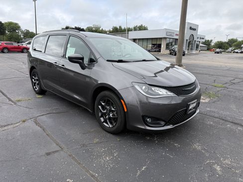 Used 2018 Chrysler Pacifica Touring-L Plus w/ S Appearance Package FWD image 7