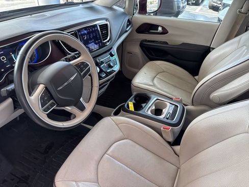 Used 2017 Chrysler Pacifica Limited image 10