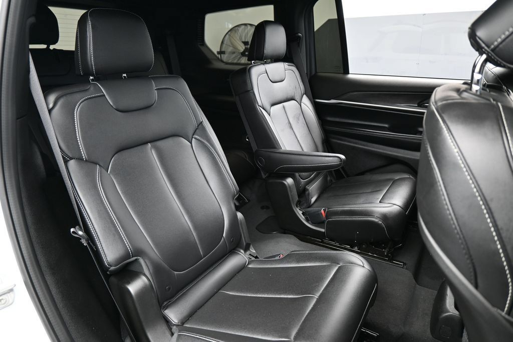 Used 2025 Jeep Grand Cherokee L Limited w/ Black Appearance Package AWD/4WD image 53