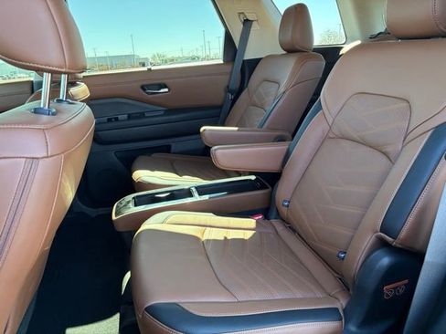 Used 2024 Nissan Pathfinder Platinum w/ Cargo Package image 16