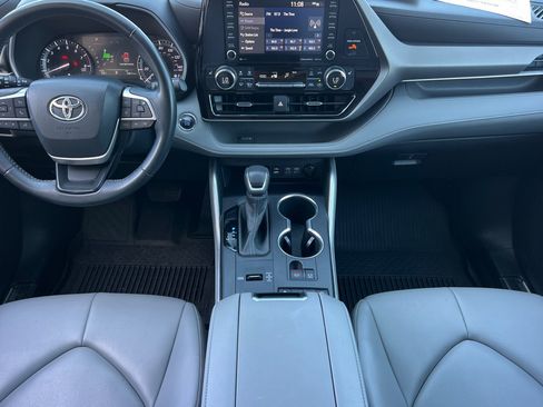 Used 2022 Toyota Highlander XLE FWD image 13