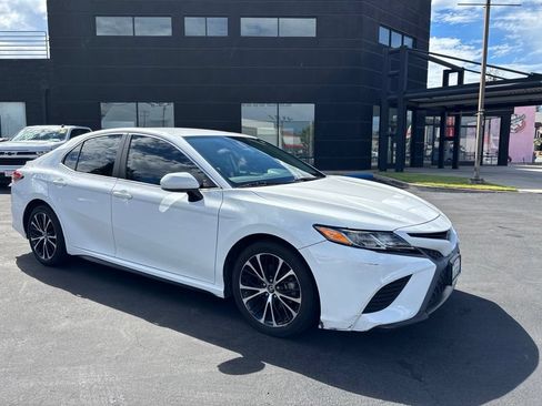 Used 2019 Toyota Camry SE FWD image 2