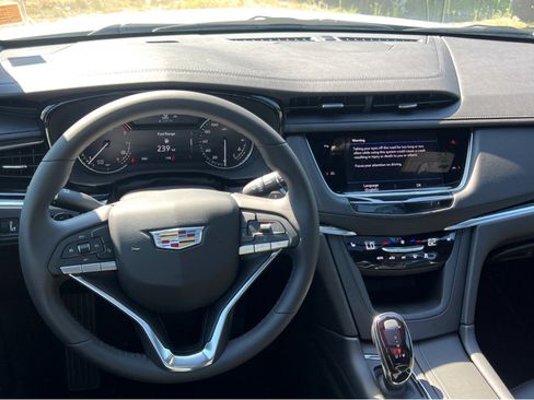 New 2025 Cadillac XT6 Luxury image 4