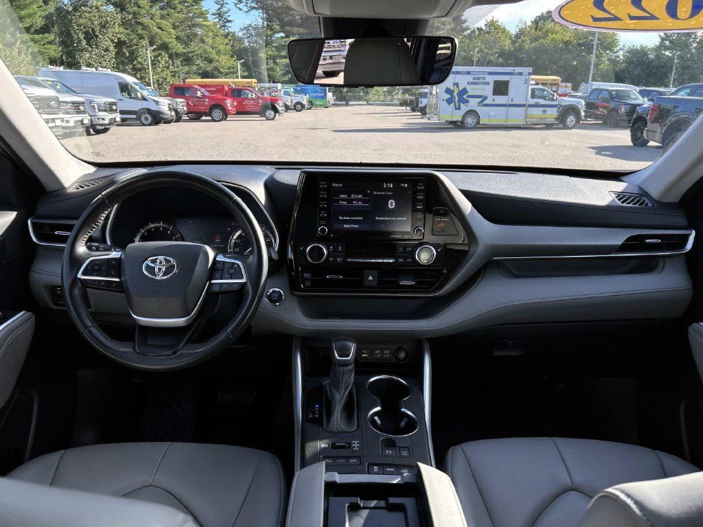 Used 2022 Toyota Highlander XLE AWD/4WD image 18