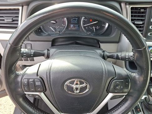 Used 2014 Toyota Highlander LE image 22