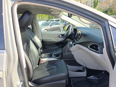 Used 2020 Chrysler Pacifica Touring-L image 9