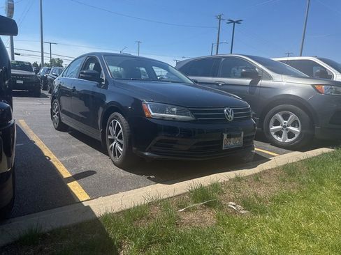 Used 2017 Volkswagen Jetta SE FWD image 2