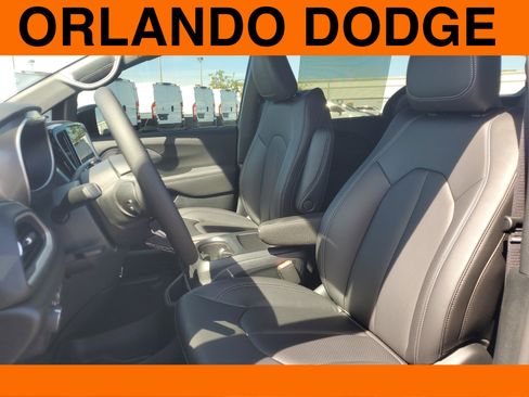 New 2026 Chrysler Pacifica Select image 11