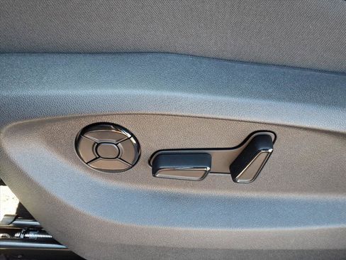 New 2026 Volkswagen Tiguan SE image 12