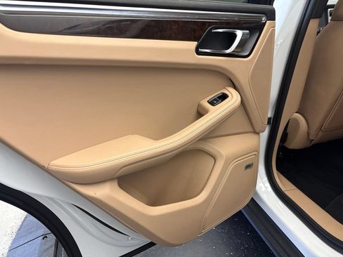 Certified 2023 Porsche Macan AWD/4WD image 18