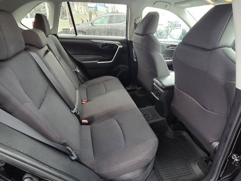 Used 2021 Toyota RAV4 LE image 18