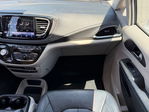 Used 2022 Chrysler Pacifica Touring-L FWD image 13