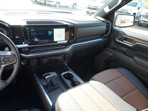 Used 2024 Chevrolet Silverado 1500 High Country w/ Technology Package AWD/4WD image 21