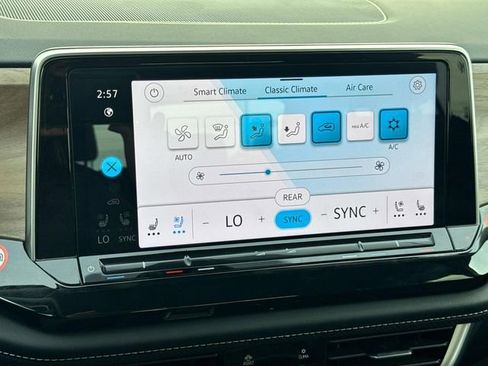 Used 2025 Volkswagen Atlas SE image 36