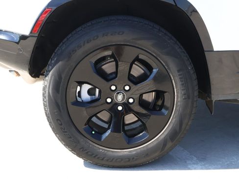 Used 2023 Land Rover Defender 110 X-Dynamic SE image 9