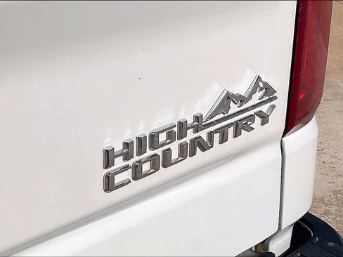 Used 2022 Chevrolet Silverado 1500 High Country w/ Z71 Off-Road Package AWD/4WD image 11