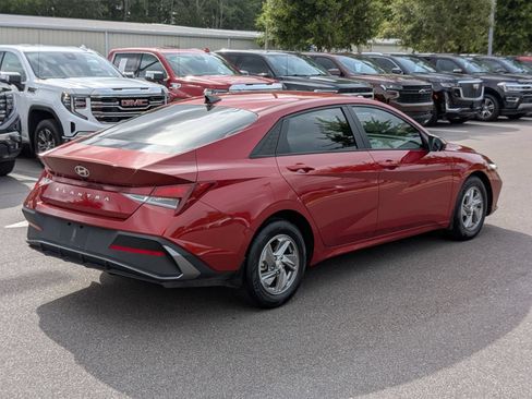 Used 2025 Hyundai Elantra SE w/ Cargo Package FWD image 3