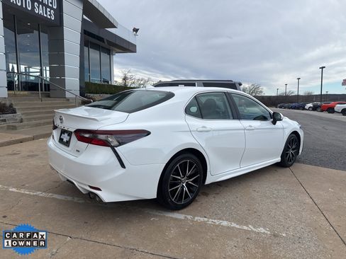Used 2024 Toyota Camry SE image 3